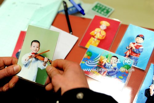 　每當(dāng)想兒子時(shí)，熊爸只有盯著照片看