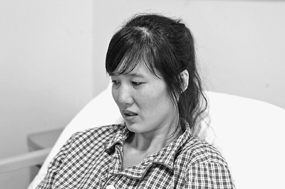 郭萍先做完手術(shù)的左腳剛剛拆線，但還打著石膏，鋼釘也尚未取出