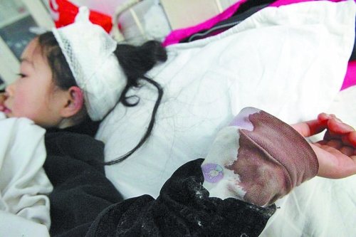 鑫鑫內(nèi)衣袖子上的血跡清晰可見(jiàn) 鑫鑫內(nèi)衣袖子上的血跡清晰可見(jiàn)