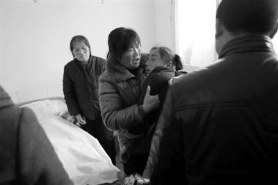 　　2月28日，薛集鎮(zhèn)秦集衛(wèi)生院一房間內(nèi)，親屬在勸哭泣的遇難者張晴的母親。