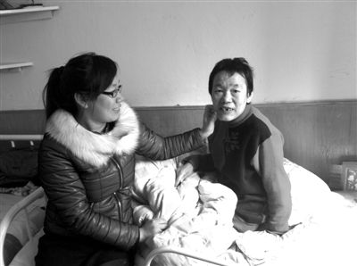 父親病逝母親精神崩潰 大學(xué)生背著媽媽讀書(shū) 父親病逝母親精神崩潰 大學(xué)生背著媽媽讀書(shū)