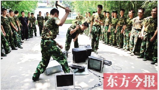 為了讓孩子表達(dá)戒除網(wǎng)癮的決心，學(xué)校組織孩子親手砸毀電腦