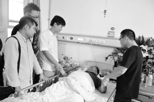 學(xué)生給白老師送來治病的錢 學(xué)生給白老師送來治病的錢