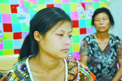 王學鳳望著女兒，一言不發(fā)