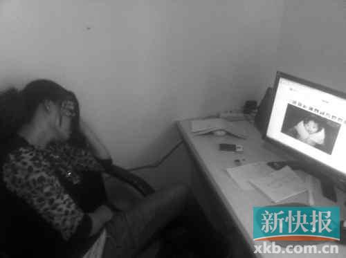 遇難孩子的母親向記者展示女兒生前的照片，一邊掩面而泣