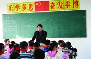 張從友先把妻子帶到學(xué)校，然后會(huì)準(zhǔn)時(shí)為學(xué)生們上課