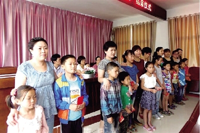 身后的“代理媽媽”，使留守兒童的身心有了依靠