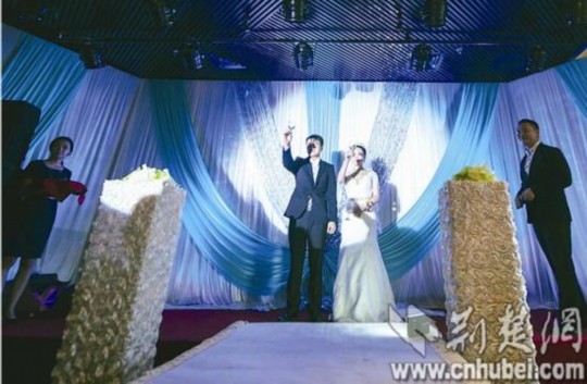 經(jīng)過(guò)執(zhí)著追求和3年戀愛(ài)，昨日，25歲的武漢小伙張巖終于娶回黑龍江姑娘張巖