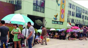 金壇市實驗幼兒園門前，家長在排隊