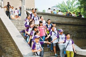 西安小雁塔景區(qū)內(nèi)，學(xué)生們正在古跡前合影留念