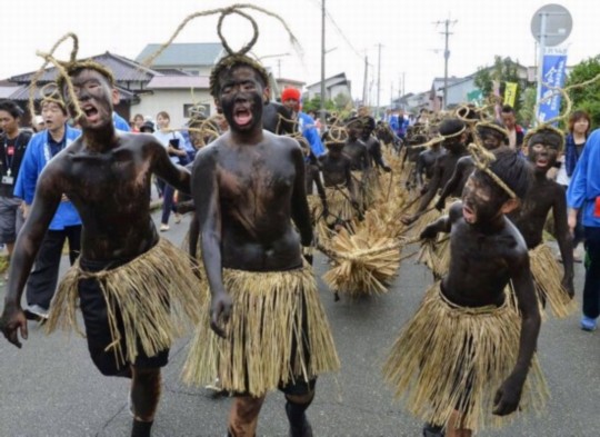 日本福岡小學(xué)生煤煙灰涂身扮“鬼”游行