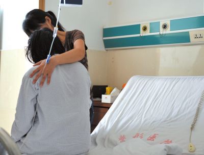 由于前天進(jìn)行了面部修復(fù)手術(shù)，俞燕身體不適，父母24小時(shí)陪在她的身邊