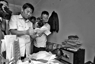 法官查扣了學(xué)校的收費(fèi)單 法官查扣了學(xué)校的收費(fèi)單