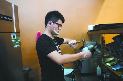 張?zhí)煲辉诘陜?nèi)烹制米粉