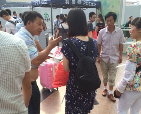 女大學生一出站，黑車的拉客仔就圍上招攬