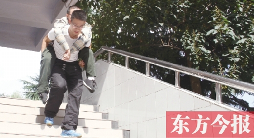 18歲少年背殘疾同學(xué)上學(xué)7年 獲贊中國好同桌 18歲少年背殘疾同學(xué)上學(xué)7年 獲贊中國好同桌