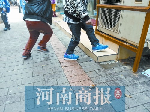 路邊，兩個小學生正在扔“臭屁炸彈