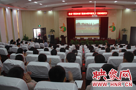 革命老前輩與七中師生一同觀(guān)看周恩來(lái)精神主題電影《我和我們》