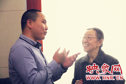 映象教育總監(jiān)班朝陽(yáng)與周恩來(lái)侄女周秉宜、中央警衛(wèi)局原副局長(zhǎng)、少將高振普親切交談