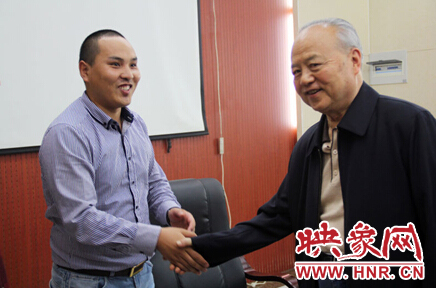 映象教育總監(jiān)班朝陽(yáng)與周恩來(lái)侄女周秉宜、中央警衛(wèi)局原副局長(zhǎng)、少將高振普親切交談