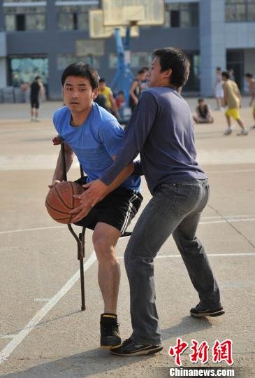 圖為拄著拐杖的瞿詩濤和同學搶球。劉占昆攝