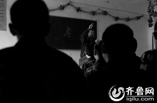 方光與其他癡迷網(wǎng)絡(luò)游戲的孩子一起，在重新認(rèn)識(shí)“孝”的含義