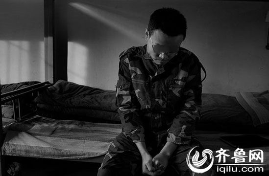 　因癡迷于賭博，研究生方光被學(xué)校開(kāi)除。方光在濟(jì)南一戒網(wǎng)學(xué)校接受教育