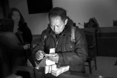 　昨日，從四川老家趕來的藍(lán)田忠，從房山法院執(zhí)行法官手里領(lǐng)到了自己的賠償款。他和15名工友在房山一煤礦