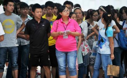 班主任懷孕7個(gè)月堅(jiān)持陪考 考場(chǎng)外為學(xué)生加油