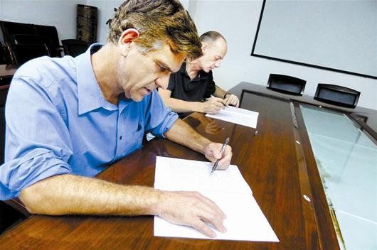 兩位外教在本報(bào)“考試” 兩位外教在本報(bào)“考試”