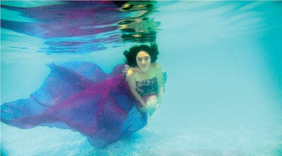 從水下拍的攝影作品充滿夢(mèng)幻效果，王笑笑如同藍(lán)色大海中的“美人魚”