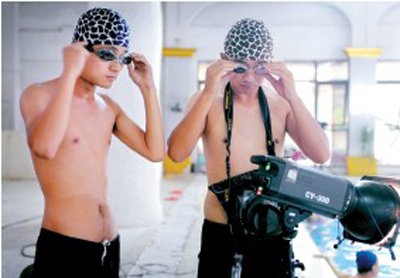 攝影師與助理帶上設(shè)備，準(zhǔn)備下水