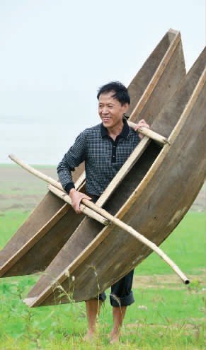 信陽渡船老師堅(jiān)守鄉(xiāng)村小學(xué)32年 已劃破8條船 信陽渡船老師堅(jiān)守鄉(xiāng)村小學(xué)32年 已劃破8條船