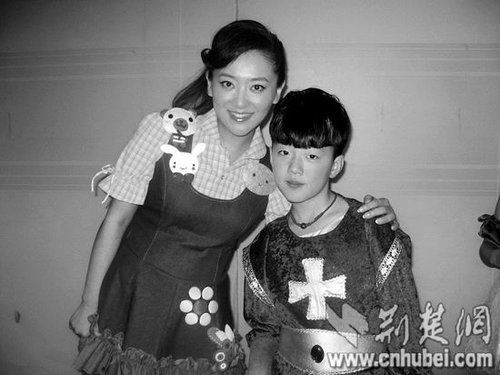 楊光參加央視節(jié)目表演時，同主持人月亮姐姐合影