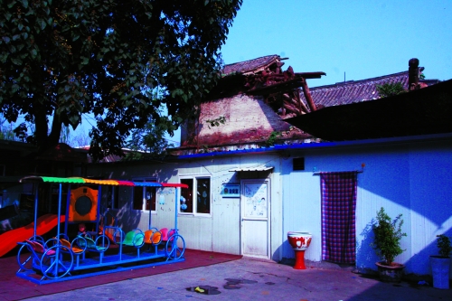 幼兒園緊挨隨時(shí)會(huì)坍塌的戲樓