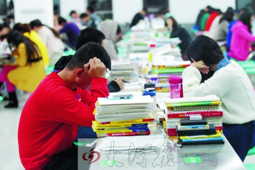 偌大的食堂里，很安靜