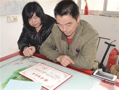 如今，劉圓父母想念女兒時(shí)只能看著榮譽(yù)證書發(fā)呆