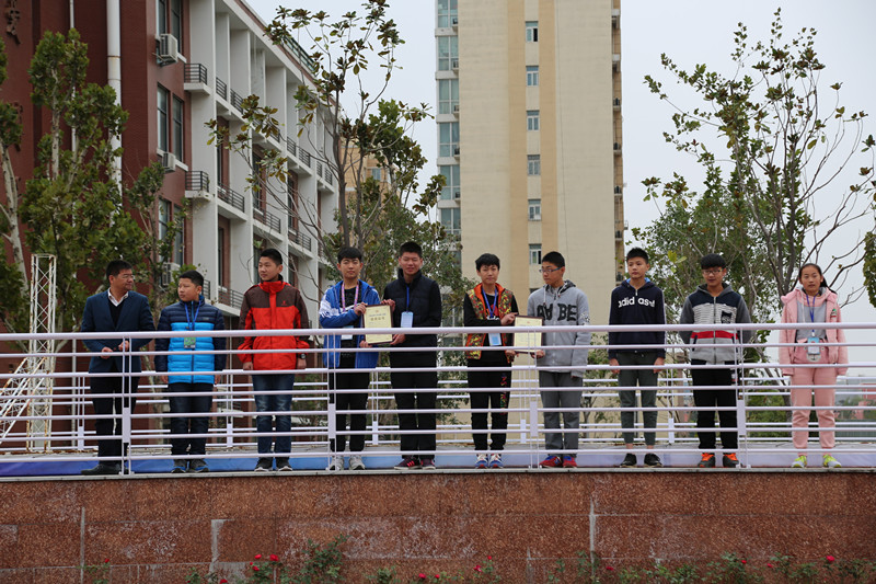 副校長(zhǎng)賈軍杰（左一）為創(chuàng)新機(jī)器人社團(tuán)的學(xué)生頒發(fā)證書(shū)