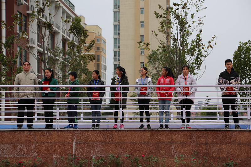 工會(huì)主席李玉和（左一）為美術(shù)繪畫(huà)組學(xué)生頒發(fā)證書(shū)