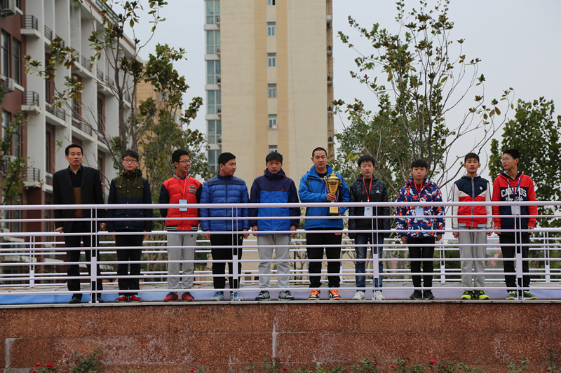 書(shū)記劉斌（左一）為教練范珂（左六）及足球隊(duì)頒發(fā)獎(jiǎng)杯