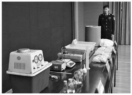 黃岡警方展示繳獲的部分毒品及制毒工具 黃岡警方展示繳獲的部分毒品及制毒工具