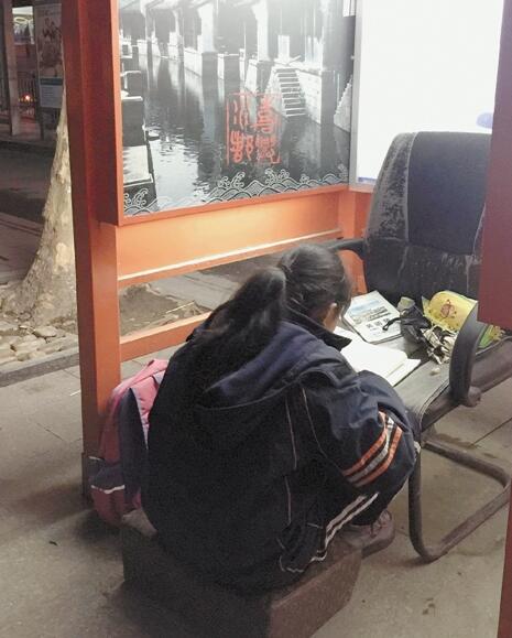 電話亭就是曉華的書房，她在這里做了5年作業(yè)