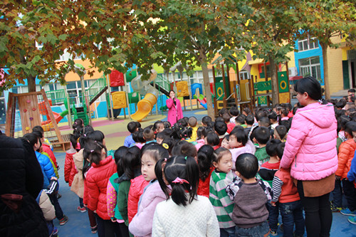 全園師生安全撤離到操場 全園師生安全撤離到操場
