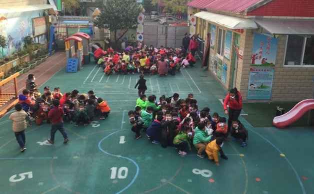 孩子們?cè)谥付ǖ陌踩珔^(qū)域集合