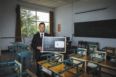 　張俊成，41歲，曾是北京大學的一名保安。1995年，通過成人高考，考上了北京大學法律系(?？?，被媒體稱為“北大保安高考第一人”，現為長治市一所中等職校的校長