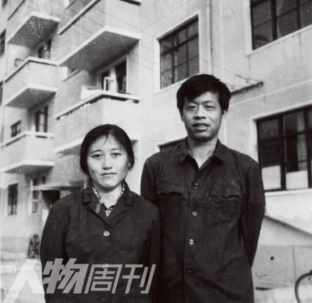 1980年，李銀河與王小波結(jié)婚時(shí)在宿舍樓下