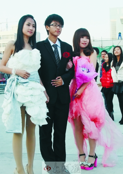 用廢紙及一次性桌布做成的禮服