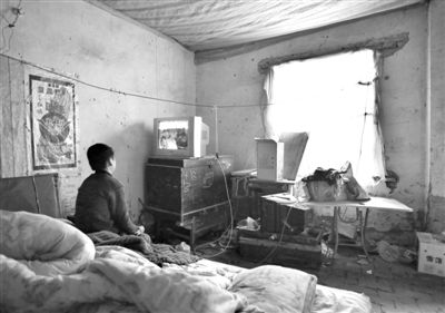 11月21日，武文英小兒子中午放學(xué)回家坐在床上看電視，母親進(jìn)看守所之后，小兒子變得沉默寡言。