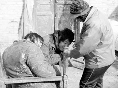 去年年初，武文英和雙胞胎腦癱兒子。圖片來源/《周口晚報(bào)》