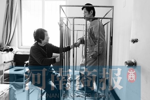 一天24小時，彭偉慶都只在鐵籠里活動 張郁/攝